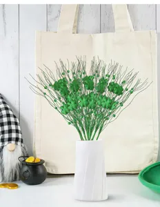 Decorazione festiva di rami di bacche e trifogli verdi glitterati per San Patrizio.