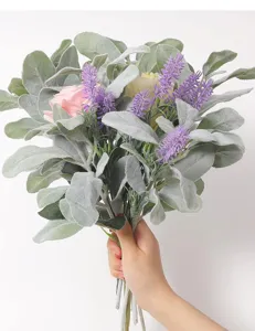 Dettaglio in primo piano del bouquet artificiale di foglie d'agnello floccate con lavanda.