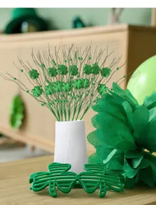 Rami di trifoglio artificiale verde glitterato per decorazione festa San Patrizio.