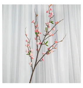 Vue détaillée de fleurs de cerisier roses artificielles avec texture de branche réaliste