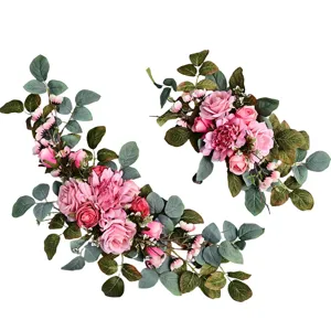 Dettaglio di festoni floreali artificiali con rose rosa per decorazioni nuziali