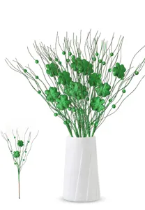 Dettaglio ramo decorativo di trifoglio verde glitterato per San Patrizio in vaso