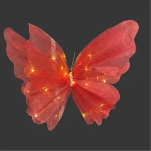 Detailaufnahme eines großen leuchtenden roten Gazeschmetterlings mit LED-Lichtern