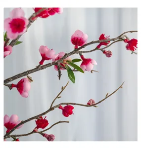 Détail rapproché d'une branche de fleur de pêcher artificielle rose réaliste