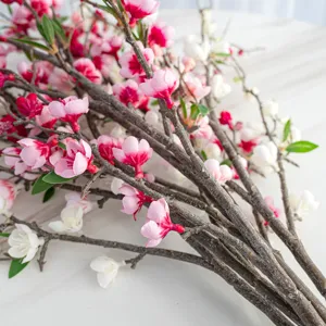 Vue détaillée de branches de fleurs de pêcher artificielles roses et blanches