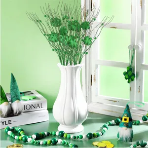 Rami di trifoglio e bacche glitterate per la decorazione floreale di San Patrizio