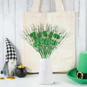 Rami di trifoglio glitterati verdi per decorazione San Patrizio in vaso bianco.