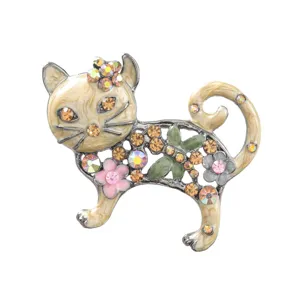 Primo piano di spilla gatto in smalto retrò con strass colorati e dettagli floreali