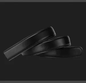Gros plan d'une ceinture en cuir de vachette noir de qualité supérieure avec grain fin