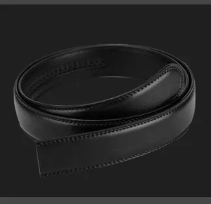 Vue détaillée d'une lanière de ceinture en cuir noir avec surpiqûres raffinées