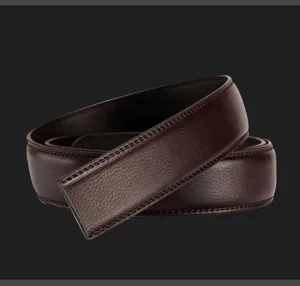 Vue détaillée d'une sangle de ceinture en cuir de vachette marron foncé.