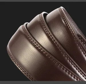 Gros plan détaillé d'une ceinture en cuir marron foncé avec ses coutures et sa texture