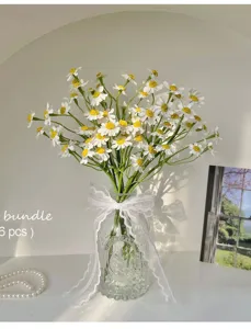 Künstliche Kamillen Gänseblümchen Blumenbündel mit Glasvase und Schleife für Tisch.