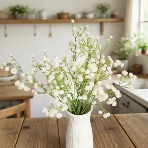 Primer plano de detalle de la rama de flor artificial blanca para decoración.