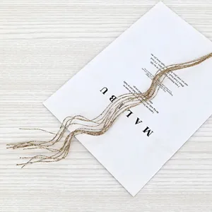 Primo piano dettagliato di rami di tinsel glitterati dorati per decorazioni