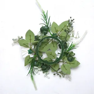 Onderaanzicht van kunstmatige hortensia kaarsenkrans met groene plastic basis detail