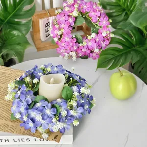 Détail de couronne de bougie en fleurs artificielles, petite guirlande florale pour fête.