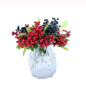 Bayas rojas artificiales flor de Navidad decoración de mesa florero de vidrio vista detallada