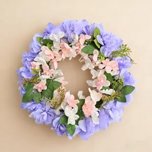 Guirnalda de flores artificiales con flores moradas, rosas y blancas para decoración.