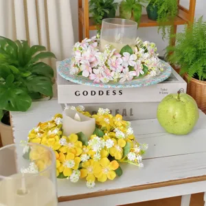 Vue détaillée de la décoration de couronne de bougie de fleurs sauvages pour fête printanière.