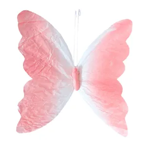 Gros plan détaillé de la décoration de papillon en papier rose dégradé avec texture délicate.