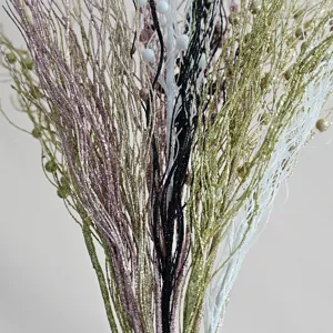 Dettaglio ravvicinato del ramo natalizio glitterato da 43 cm con eleganti fili di perline.