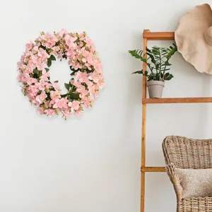 Detalle de corona de flores rosas, decoracion de pared rustica para interiores esteticos