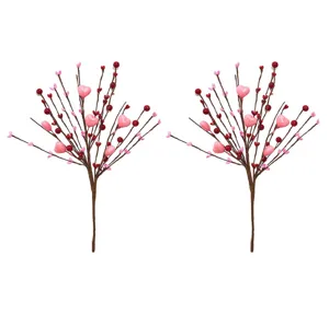 Branches décoratives artificielles de Saint-Valentin avec baies en cœur roses et baies rouges.