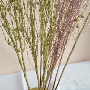 Dettaglio ravvicinato di rami natalizi da 43cm con glitter oro e rosa e perline oro