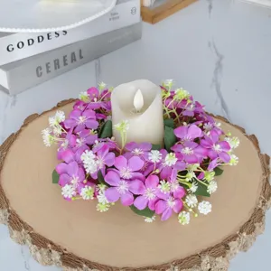 Gros plan détail de couronne de bougie de fleurs sauvages violettes artificielles.