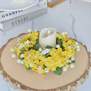 Couronne de bougie fleurs sauvages jaunes avec bougie LED sur socle en bois pour fete.
