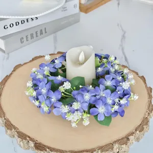 Exquise couronne de bougies de fleurs sauvages artificielles pour fête et décoration intérieure.