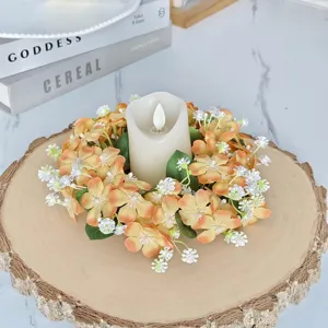 Vue détaillée de la couronne de bougies de fleurs sauvages avec bougie LED sur bois.