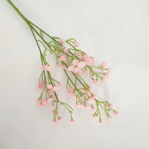 Detalle de rama de flor de gipsofila artificial, decoración floral rosa para bodas.