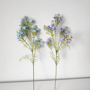 Vista dettagliata di rami di fiori artificiali di nebbia, composizione floreale realistica arredo.