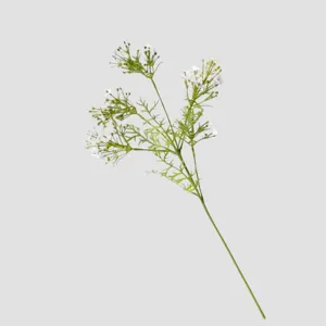 Primo piano dettagliato di stelo di gipsofila bianca artificiale, delicata composizione.