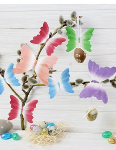 Farfalle di carta 3D sfumate colorate fissate su rami per decorazioni pasquali festive