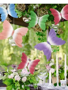 Farfalle di carta sfumate per eleganti decorazioni di matrimoni in giardino ed eventi