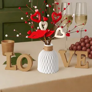 Deko-Stecker mit Herz und Lippen für Valentinstag in einem romantischen Gedeck.