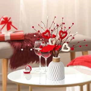 Romantische Valentinstag-Deko mit Herz- und Lippenzweigen in einer weißen Texturvase