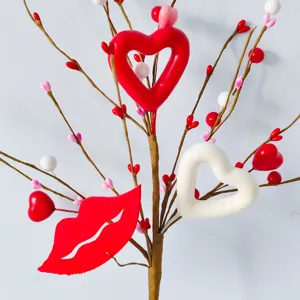 Nahaufnahme von Valentinstag-Deko-Steckern mit leuchtend roten Herzen und Lippenformen