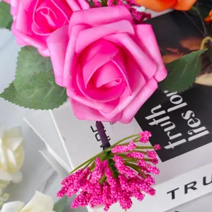 Detalle macro de rosa rosa artificial y bayas de Milán para decoración floral del hogar