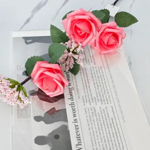 Primer plano de rosas artificiales rosas y bayas para una elegante decoración del hogar.