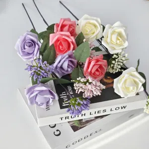 Detalle de rosas artificiales multicolores y bayas de frutos de Milán para la decoración