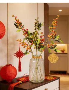 Dettaglio di rami di bacche rosse artificiali in un vaso per la decorazione del Capodanno Cinese