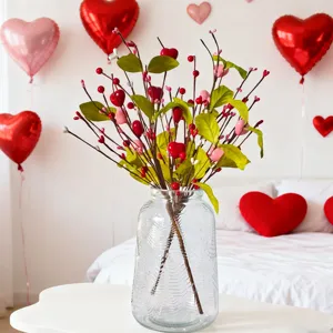 Saint Valentin artificiel rouge cœur baies tiges florales avec vase en verre décoration.
