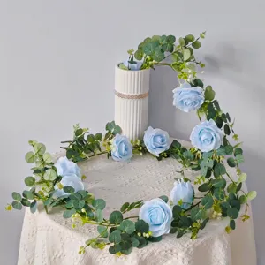 Guirnalda de rosas azules artificiales con hojas de eucalipto para decoración del hogar y bodas.
