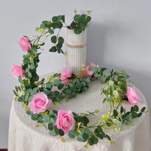 Detalle de guirlanda de rosas rosas artificiales y eucalipto para arco de boda y decoración.
