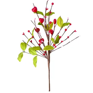 Branche de baies rouges artificielles avec des cœurs pour mariage et décoration de maison.