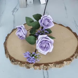 Vista detallada de rosas lavanda artificiales y bayas de Milán sobre madera rústica.